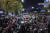10월 29일 서울 청계광장 인근에서 윤석열 정부의 퇴진을 요구하는 촛불집회가 열렸다. / 사진:연합뉴스