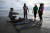 지난해 12월 20일 멕시코 베라크루즈 보카 델 리오 해변에 좌초된 돌고래들을 정부 관리들과 생물학자들이 조사하고 있다. 로이터=연합뉴스