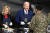 조 바이든 미국 대통령과 영부인 질 바이든(왼쪽 끝) 부부가 21일 노스캐롤라이나의 체리 포인트 해병항공기지를 방문해 배식을 하며 장병들과 인사를 나누고 있다. AFP=연합뉴스 