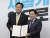 2022년 10월 24일 김용태(오른쪽) 여의도연구원장이 정진석 국민의힘 비대위원장으로부터 임명장을 받았다. / 사진:연합뉴스