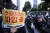 민주노총 배달플랫폼노동조합 조합원들이 지난달 18일 오후 서울 강남구 쿠팡이츠 본사 앞에서 열린 파업행진 전 결의대회에서 팻말을 들고 있다. 연합뉴스 