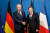 브뤼노 르메르 프랑스 재정경제부 장관(왼쪽)과 로베르트 하베크 독일 경제부 장관이 22일(현지시간) 프랑스 파리에서 회담을 마친 뒤 열린 기자회견에서 악수하고 있다. EPA=연합뉴스