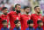 이란 축구 국가대표팀 선수들이 지난 21일(현지시간) 카타르 도하의 칼리파 인터내셔널 스타디움에서 열린 2022 국제축구연맹(FIFA) 카타르 월드컵 조별리그 B조 잉글랜드와의 경기 전에 이란 국가가 나오자 제창하지 않은 채 서 있다. 신화=연합뉴스