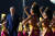 13일 인도네시아 발리에 도착한 조 바이든 미국 대통령을 현지 공연단이 전통 무용으로 환영하고 있다. 로이터=연합뉴스
