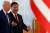 14일 인도네시아 발리에서 열린 미·중 정상회담에서 조 바이든(왼쪽) 미국 대통령과 시진핑(오른쪽) 중국 국가주석이 회담장으로 입장하고 있다. 로이터=연합뉴스