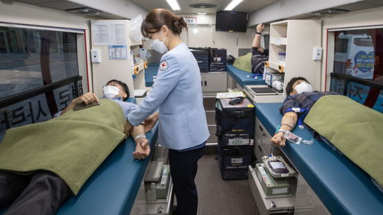 삼성, 적십자사에 헌혈버스 4대 전달 “임원 격려금 기부해 100억 마련”