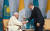 13일 카자흐스탄을 방문한 프란치스코 교황과 카심-조마르트 토카예프 카자흐스탄 대통령이 악수하고 있다. 사진=카자흐스탄 대통령궁 트위터 