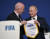 잔니 인판티노 FIFA 회장(왼쪽)이 러시아 월드컵 개막 전날인 지난 2018년 6월 13일 러시아 모스크바에서 열린 FIFA 총회에서 블라디미르 푸틴 러시아 대통령에게 FIFA 페넌트를 선물하고 있다. 로이터=연합뉴스