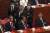 행사장을 빠져나가는 후진타오 전 국가주석이 리커창 총리의 어깨를 토닥이고 있다. 리 총리는 후 전 주석과 같은 공청단 출신이다. 리 총리는 이번에 중앙위원 자리에서 물러나게 됐다. AP=연합뉴스