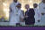 타밈 빈 하마드 알사니 카타르 국왕(왼쪽)과 잔니 인판티노 FIFA 회장이 지난 20일 카타르 알코르 경기장에서 열린 월드컵 개막식에서 손을 잡고 대화하고 있다. EPA=연합뉴스