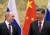 블라디미르 푸틴 러시아 대통령(왼쪽)과 시진핑 중국 국가주석이 지난 2월 4일 중국 베이징에서 만나 이야기를 나누고 있는 모습. AP