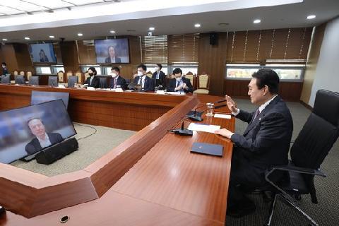 윤 대통령 “한국에 테슬라 공장을”…머스크 “최우선 투자 후보지 중 하나”