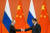 15일 우즈베키스탄 사마르칸드에서 시진핑(오른쪽) 중국 국가주석과 블라디미르 푸틴(왼쪽) 러시아 대통령이 우크라이나 전쟁 발발 이후 처음으로 대면 회담을 갖는다. 사진은 지난 2018년 베이징 인민대회당에서 반갑게 악수하는 양국 정상. AP=연합뉴스