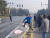지난 23일 중국 허난성 정저우시 폭스콘 공장에서 한 노동자가 열악한 근무 환경 등에 항의하며 바리케이트를 부수고 있다. AFP=연합뉴스
