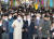 지난해 11월 다시 이재명 민주당 대선 후보(가운데)가 울산중앙전통시장을 방문했을 당시 강훈식 의원(이 후보 왼쪽)이 수행하고 있다. 연합뉴스