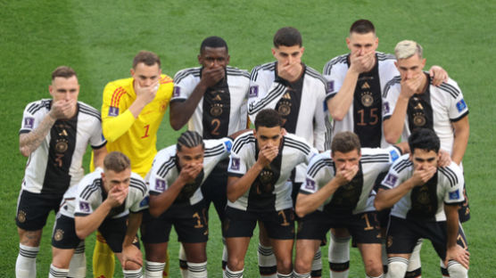 독일, 입 막고 단체사진…FIFA에 시위