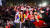 24일 밤 서울 광화문광장에서 붉은악마 회원과 시민들이 2022 카타르 월드컵 조별리그 H조 대한민국 대 우루과이 경기 시작 전 응원가에 맞춰 열띤 응원을 하고 있다. 우상조 기자