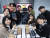지난 15일 서울 강서구 마곡 'LG디스커버리랩'에서 박산순 LG디스커버리랩 팀장(왼쪽 셋째)과 팀원들이 AI로봇 '클로이'를 소개하고 있다. 사진 LG