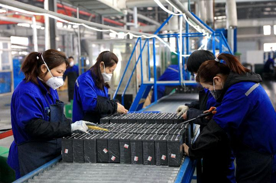 2022년 3월 24일, 작업자들이 허베이(河北)성 싱타이(邢台)시 신허(新河)현에 위치한 한 배터리 업체 생산라인에서 일하고 있다 [사진 신화통신]