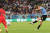 24일 오후(현지시간) 카타르 알라이얀 에듀케이션 시티 스타디움에서 열린 2022 카타르 월드컵 조별리그 H조 1차전 대한민국과 우루과이의 경기에서 발베르데가 슛을 날리고 있다. 뉴스1