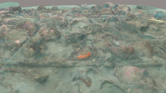 옹기 100점 와르르…70년만에 바닷속에서 발견된 목선 정체