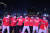 24일 밤 서울 광화문광장에서 붉은악마 회원과 시민들이 대한민국 대 우루과이 경기 시작 전 응원가 등에 맞춰 열띤 응원을 하고 있다. 우상조 기자