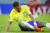 브라질 국가대표팀 소속 공격수 네이마르 다 시우바가 24일(현지시간) 루살 리스타디움에서 열린 세르비아와의 경기에서 발목에 부상을 입고 고통을 호소하고 있다. AP=연합뉴스