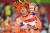 네덜란드의 상징 튤립 모자를 쓴 네덜란드 축구 팬. AFP=연합뉴스