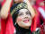 튀니지 전통 의상을 입고 볼에 페이스 페인팅을 한 튀니지 축구 팬. 신화=연합뉴스
