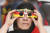 독일 국기로 만든 카타르 월드컵 기념품 안경을 쓴 독일 축구 팬. AP=연합뉴스