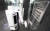 23일 서울 중구 서울시청에서 로봇주무관 1호 ‘로보관’이 엘리베이터 버튼을 누르고 있다. ‘로보관’은 서울시가 관공서 내 처음으로 도입한 물류 로봇이다. 서류 배달, 민원 안내, 우편물 배송 등 다양한 업무를 수행한다. 뉴스1