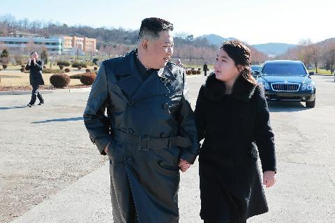 [포토타임] 김정은 국무위원장, 이번에도 둘째 딸과 손을 꼭 잡고 등장
