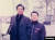 영문 신간 『중국 대결』의 저자 샹양(오른쪽)이 부친과 지난 2002년 프랑스 파리 개선문 앞에서 찍은 기념사진을 찍고 있다. [사진=VOA]
