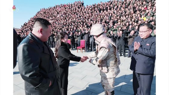 사진] 김정은 딸, Icbm 발사 공로 군인과 악수 | 중앙일보