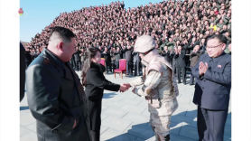 [사진] 김정은 딸, ICBM 발사 공로 군인과 악수