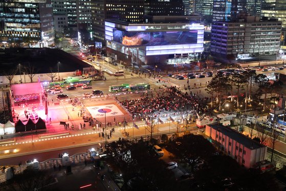 2022 카타르 월드컵 대한민국과 우루과이의 조별 예선 첫 경기가 열리는 24일 오후 서울 종로구 광화문 광장에서 붉은 악마 응원단이 경기 시작을 기다리고 있다. 뉴시스
