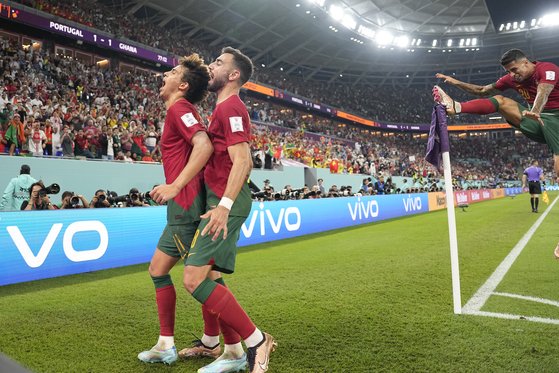 포르투갈의 주앙 펠릭스(왼쪽)가 24일 월드컵 H조 가나와의 경기에서 2대1로 앞서는 두번째 골을 넣은 후 동료들과 함께 기뻐하고 있다. AP=연합뉴스