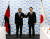 지난 4월 23일 기시다 후미오 일본 총리(오른쪽)과 훈센 캄보디아 총리(왼쪽)가 일본 쿠마모토에서 열린 제4회 아시아·태평양 물자원 포럼 정상회담에서 포즈를 취하고 있다. [AFP=연합뉴스]