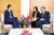 8일 보프커 훅스트라 네덜란드 외무부 장관과 왕이 중국 외교부장 회담. [중국 외교부]
