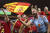 뜨거운 응원을 보내는 스페인 팬들. 신화=연합뉴스