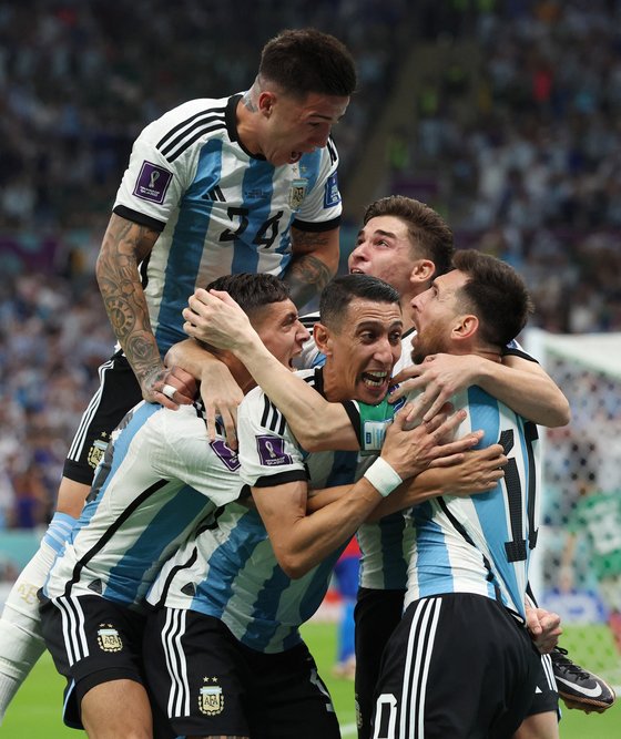 27일(현지시간) 아르헨티나 vs 멕시코전에서 선제골을 넣은 메시가 동료들과 기뻐하고 있다.로이터=연합뉴스