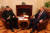 벨라루스의 블라디미르 마케이 외무장관(오른쪽)이 지난 25일 벨라루스 민스크에서 교황청 대사를 만나 회담을 가졌다. 마케이 장관은 다음날 사망했다. 사진 벨라루스 외무부 캡처