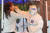 4일(현지시간) 한 의료인이 중국 동부 상하이의 한 지역에서 코로나19 검사를 위해 주민으로부터 검체를 채취하고 있다. [신화=연합뉴스]