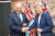 지난 27일 페니 웡(오른쪽) 호주 신임 외교장관과 프랭크 바이니마라마(왼쪽) 피지 총리 겸 외교장관이 회담에 앞서 악수하고 있다. [페니 웡 페이스북]