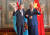 30일 왕이(왼쪽) 중국 국무위원 겸 외교부장이 프랭크 바이니마라마(오른쪽) 피지 총리 겸 외교장관과 회담에 앞서 포즈를 취하고 있다. [피지 외교부 페이스북]