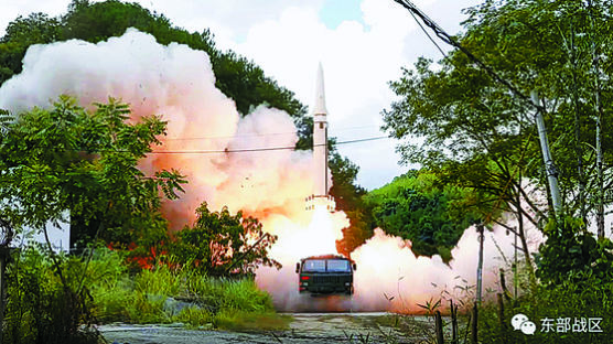 [사진] 중국, 대만 포위훈련 개시 … “둥펑 미사일 최소 11발 발사”