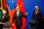 왕이 중국 외교부장이 30일 남태평양 도서국과의 회의에 참석했다. 오른쪽은 프랭크 바인마라마. 피지 총리. AFP=연합뉴스