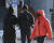 27일 서울 종로구 광화문광장 일대에서 두꺼운 옷을 입은 시민들이 걸음을 재촉하고 있다. 뉴스1