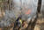 27일 강원 양양군 현북면 명주사 인근에서 헬기 1대가 추락하는 사고가 발생해 소방당국이 구조와 진화작업을 하고 있다. 뉴스1