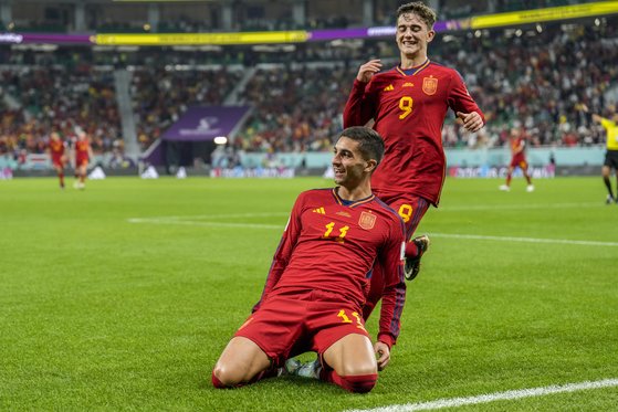 스페인의 페란 토레스가 23일(현지시간) 알투마마 세인트에서 열린 월드컵 E조 스페인과 코스타리카의 경기에서 팀의 네 번째 골을 넣은 후 기뻐하고 있다.AP=연합뉴스
